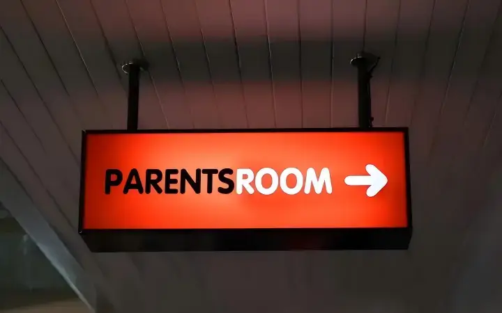 Ceiling-suspended red directional light box for a parents room